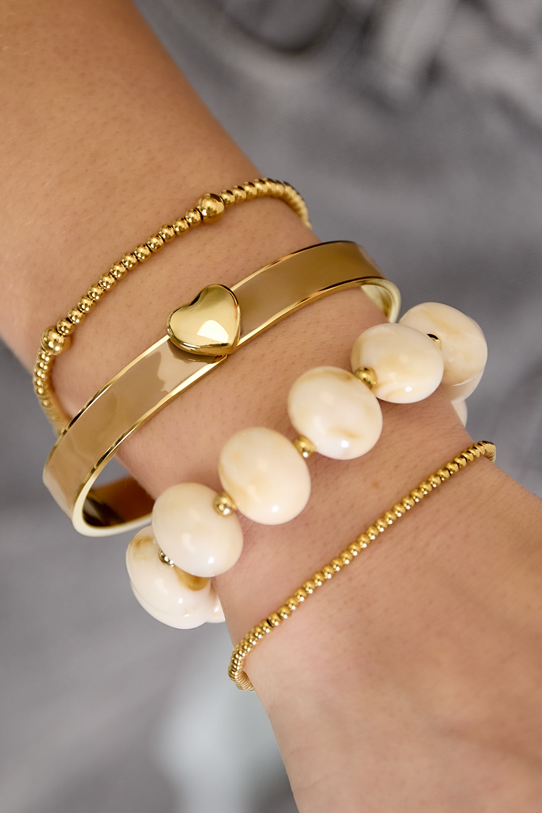 Armband in diverse kleuren met hart detail - 0,9 cm