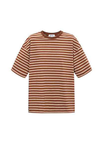 Het kleurrijke gestreepte T-shirt