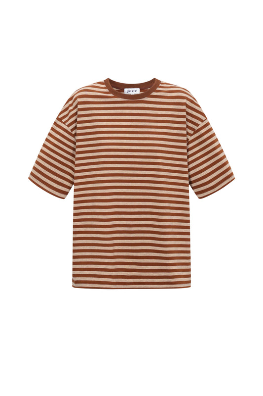 Het kleurrijke gestreepte T-shirt
