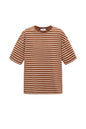 Het kleurrijke gestreepte T-shirt