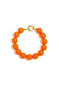 Armband met grote kralen en sluiting aan de voorkant.